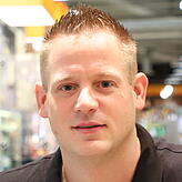 Der Einfuhrsteuererhöhung blickt er entspannt entgegen: Martin Jan nach seinem Einkauf im großen Supermarkt an der Reichenaustraße.