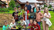 Konrektor Thomas Pforte von der Bonndorfer Grundschule (hinten) und die Viertklässler sind aktiv im Schulgarten. Foto: Wolfgang Scheu