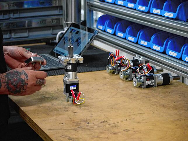 In der Werkstatt werden die Roboter-Teile zusammengebaut.