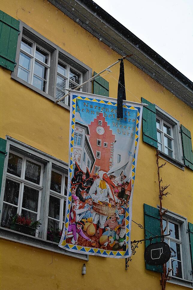 Eine einsame Schnabelgiere-Fahne mit Trauerflor wegen der ausfallenden Fasnet 2021 hängt am Dreikönigstag am Haus von Ehrenzunftmeister ...