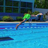 Sprung ins kühle Nass &ndash; hier im Wehrer Freibad.