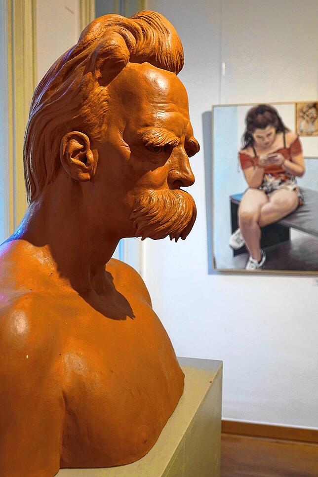Nietzsche betrachtet vom Sockel herab die Jubiläumsausstellung „Realismus am Oberrhein“.
