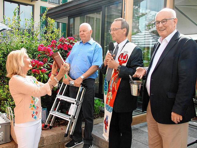 Pfarrer Stefan Hutterer (zweiter von rechts) segnete das Haus. Gaby Hauptmann mit dem Benediktionale, Kurt Amann sowie Volker Kauder mit ...