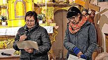 Christine Marx (links) und Mechthild Grau tragen einen Teil der Fürbitten am Montagabend vor.