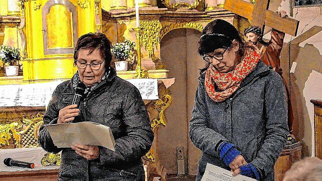 Christine Marx (links) und Mechthild Grau tragen einen Teil der Fürbitten am Montagabend vor.