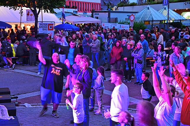 Bild 19: Tausende Besucher feiern beim Stadtfest
