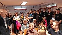 Martin Grießhaber erläutert den Besuchern die 125-jährige, wechselvolle Geschichte der Feuerwehr Tennenbronn. Bild: Heimathaus