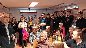 Martin Grießhaber erläutert den Besuchern die 125-jährige, wechselvolle Geschichte der Feuerwehr Tennenbronn. Bild: Heimathaus