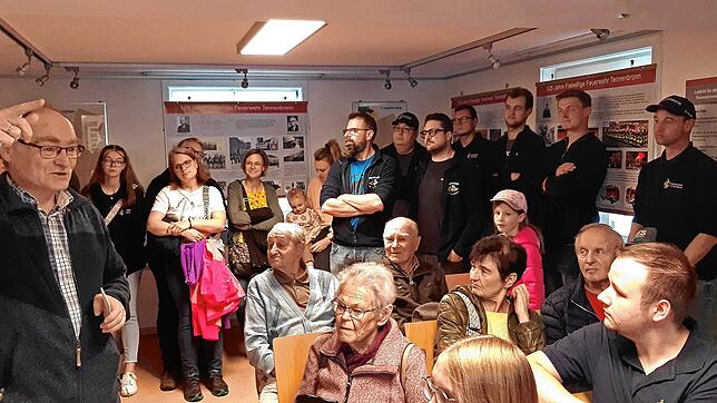 Martin Grießhaber erläutert den Besuchern die 125-jährige, wechselvolle Geschichte der Feuerwehr Tennenbronn. Bild: Heimathaus