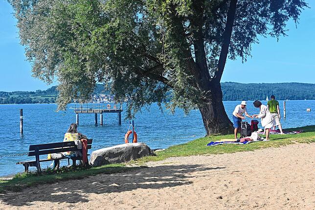 Das Ostbad Ende August in Überlingen: Gäste machen sich bereit zum Baden. Anfang des Sommers war das aufgrund der Wetterlage selten.