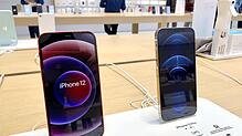 In der iPhone 12er-Reihe konnten sich Nutzer statt der hier abgebildeten Standard- und Pro-Modelle noch für ein iPhone Mini entscheiden. ...