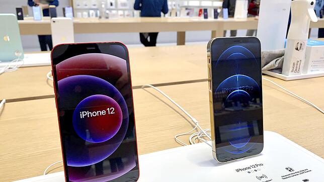 In der iPhone 12er-Reihe konnten sich Nutzer statt der hier abgebildeten Standard- und Pro-Modelle noch für ein iPhone Mini entscheiden. ...