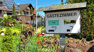 Unterkünfte und Ferienzimmer auf der Höri (hier ein privates Hinweisschild in Hemmenhofen) sorgen immer wieder für Diskussionen und ...
