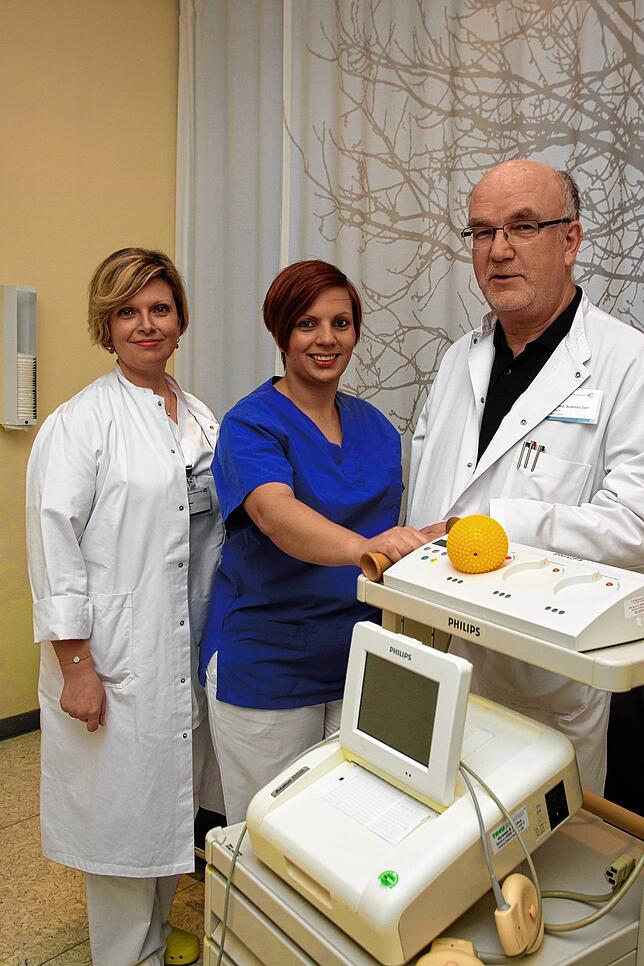 Aus dem Team der Frauenklinik in Konstanz: Oberärztin Anna Pelova, die leitende Hebamme Magdalena Fien und Chefarzt Andreas Zorr (von ...