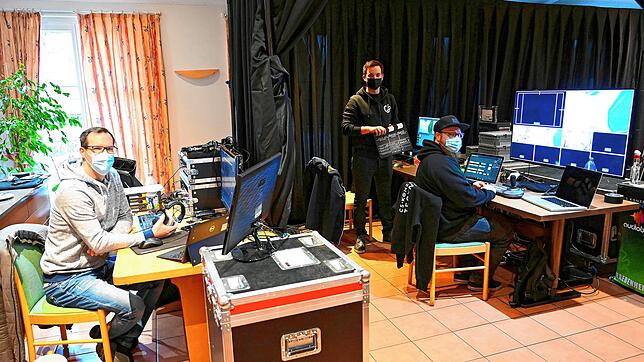 Mit professioneller Aufnahme- und Tontechnik wurden zur Vorbereitung des Bunten Abends die Einzelbeiträge der Akteure in einem eigens ...