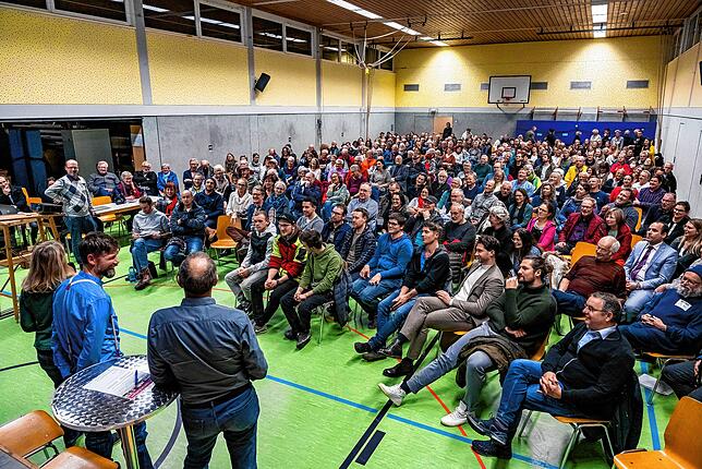 Die zahlreichen Besucher des Infoabends zum Kauf des Grießener Gasthauses „Linde“ wurden umfassend informiert und hatten ...