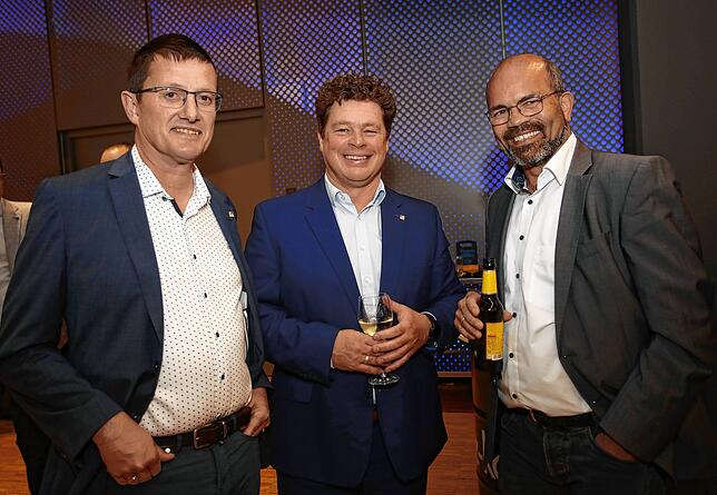 Markus Zähringer, Leiter Berufsschulzentrum Radolfzell, Stephan Basel, Sozialdezernent Landkreis Konstanz, und Tobias Volz, Inhaber ...
