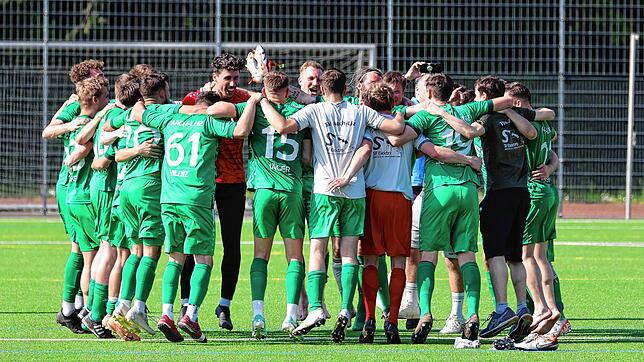Freudentanz der TSV-Spieler nach dem Sieg bei Konstanz-Egg.