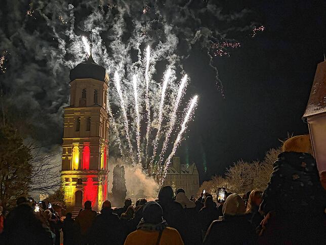 Bild 4: Feuerwerk in Heiligenberg: Lichtershow über dem vernebelten Bodensee