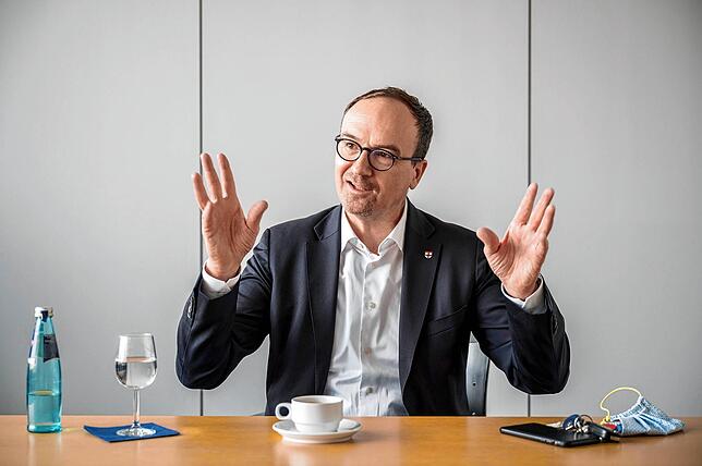 Bild 1: &bdquo;Zusammenarbeit mit Luigi Pantisano bei der Stadt? Warum nicht?&ldquo; Im Interview mit dem neuen, alten Konstanzer Oberbürgermeister überrascht Uli Burchardt mit einigen Aussagen