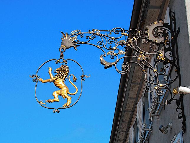 Der Wirtshaus-Ausleger schmückt das Haus in der Thaynger Straße 7 in Ebringen und zeugt von einer langen Tradition des Löwen. Einen ...