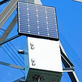 Die Wetterstation an den Strommasten werden werden mit Solarpanel und Akku betrieben.
