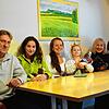 Viktor Kovalov, Kateryna Maslova, Gaby Gäng-Schmid, Kira Maslova, Olena Kovalova, Viktoriia Zhylenko (von links) leben gemeinsam mit ...