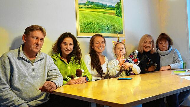 Viktor Kovalov, Kateryna Maslova, Gaby Gäng-Schmid, Kira Maslova, Olena Kovalova, Viktoriia Zhylenko (von links) leben gemeinsam mit ...
