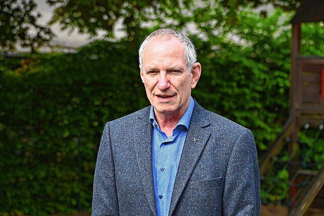 Der katholische Pfarrer Nikolaus Böhler spricht zum Start von Abriss und Neubau des katholischen Kindergarten St. Michael ein Gebet.