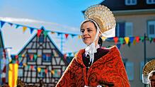 Monja Hirling, die hier in der Tracht der Alt-Stockacherinnen zu sehen ist, ist die Jugendvertretung im Narrengericht. Bild: Thomas ...