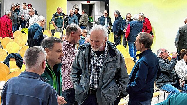 In der Mitgliederversammlung der Forstbetriebsgemeinschaft Vorderer Hotzenwald erhalten Waldbesitzer von Forstfachleuten Informationen. ...