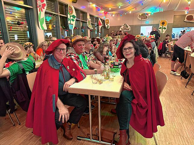 Bild 11: Bunte Fasnacht in Reckingen: Fasnachtsgärtner zeigen, wie man richtig feiert!