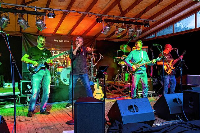 Die Band Check Daniels tritt am Samstagabend im Zelt der Feuerwehr auf.