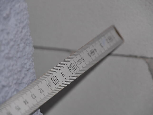 Rund zwölf Zentimeter Luft besteht zwischen dem Haus der Familie Hottinger und der neugebauten Garage des Nachbargrundstückes.