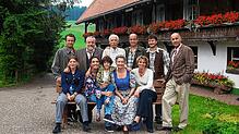 Familienfoto der Fallers vor dem Fallerhof 1999, also fünf Jahre nach dem Start der Fernsehserie. Bilder: Stefan Heimpel
