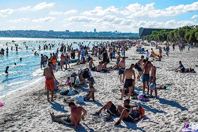 Am Strand von Menekse feiern zahlreiche Menschen den letzten Tag des Opferfests. In der ganzen Türkei werden derzeit dramatische ...