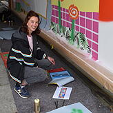 Carolin Kaiser, Künstlerin aus Mannheim, und ihre Papiercollage zum Thema Artenvielfalt.