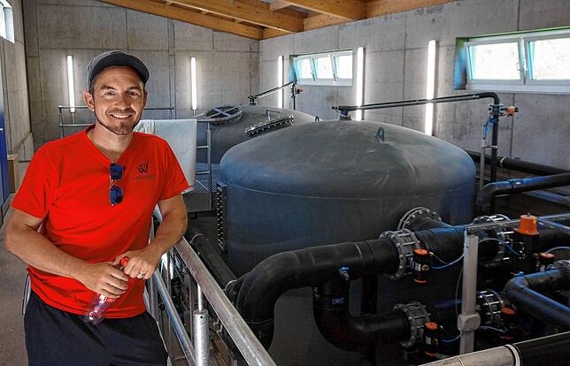 Ungewohnte Einblicke: Frank Dietrich-Vercrüße, Teamleiter Bäderbetriebe der Stadtwerke Waldshut-Tiengen, im Technikraum des Freibads ...