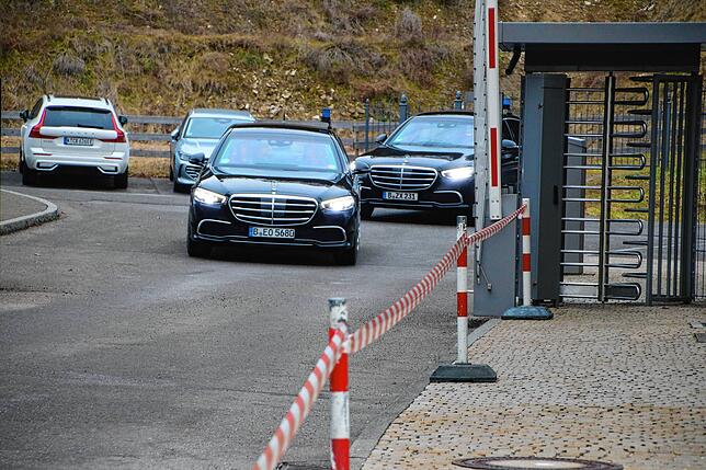 Mit einer Eskorte fuhr Bundeskanzler Scholz auf dem Werksgelände ein.