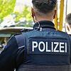 (Symbolbild) Bundespolizisten kontrollieren die Insassen eines Autos an der Grenze zum Landkreis Konstanz. Dabei stellen sie fest, dass ...
