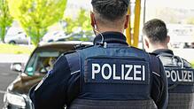 (Symbolbild) Bundespolizisten kontrollieren die Insassen eines Autos an der Grenze zum Landkreis Konstanz. Dabei stellen sie fest, dass ...