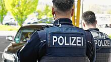 (Symbolbild) Bundespolizisten kontrollieren die Insassen eines Autos an der Grenze zum Landkreis Konstanz. Dabei stellen sie fest, dass ...