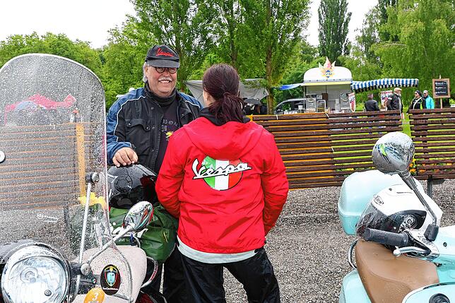 Bild 27: Vespa-Treffen am Bodensee: Am Kreuzlinger Hafen kommen drei Nationen zusammen