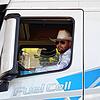 Thomas Patzer, Entwicklungsingenieur bei Hyundai, sitzt in einem 36-Tonnen-Truck, der mit einer Brennstoffzelle angetrieben wird.