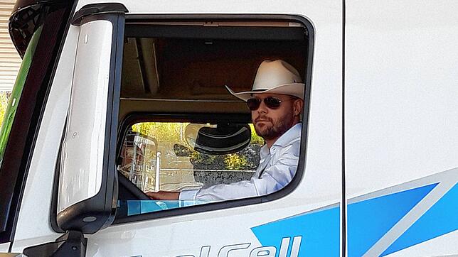 Thomas Patzer, Entwicklungsingenieur bei Hyundai, sitzt in einem 36-Tonnen-Truck, der mit einer Brennstoffzelle angetrieben wird.