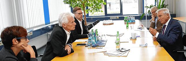 Thomas Strobl (rechts) steht im SÜDKURIER-Medienhaus den Politik-Redakteurin Angelika Wohlfrom (von links), Dieter Löffler und dem ...