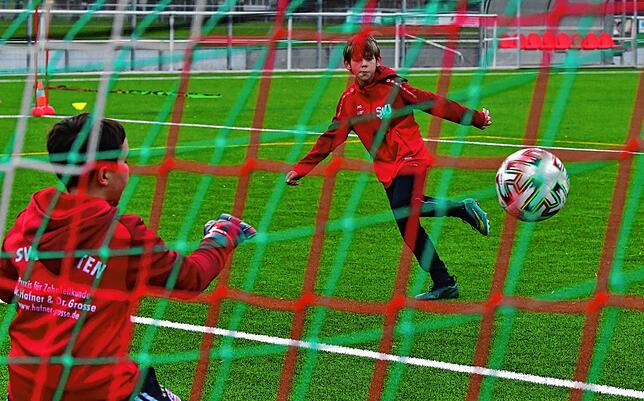 Bild 1: Eindrücke vom Training der E-Junioren des SV Jestetten nach der Corona-Pause