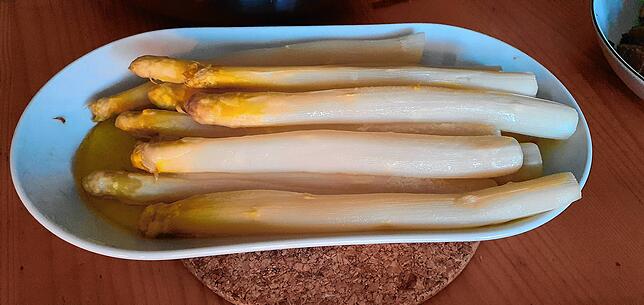 Geschält, gekocht, geliebt: Frischer Spargel, etwas Butter, Salz und Pfeffer drauf – und fertig ist die perfekte Beilage. Wer will, kann ...