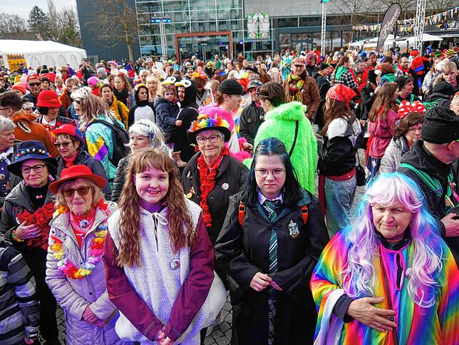 Narren wohin man schaut: Der Rathausplatz war am Schmutzigen Dunschtig gut besucht.