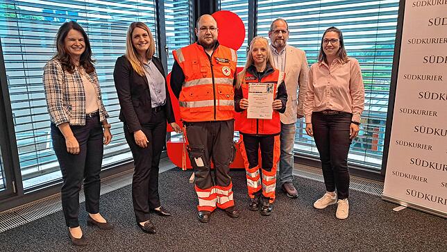 3500 Euro: DRK First Responder Herrischried für öffentliche Defibrillatoren (von links): Silvia Knöpfle, Direktorin Privatkunden, ...